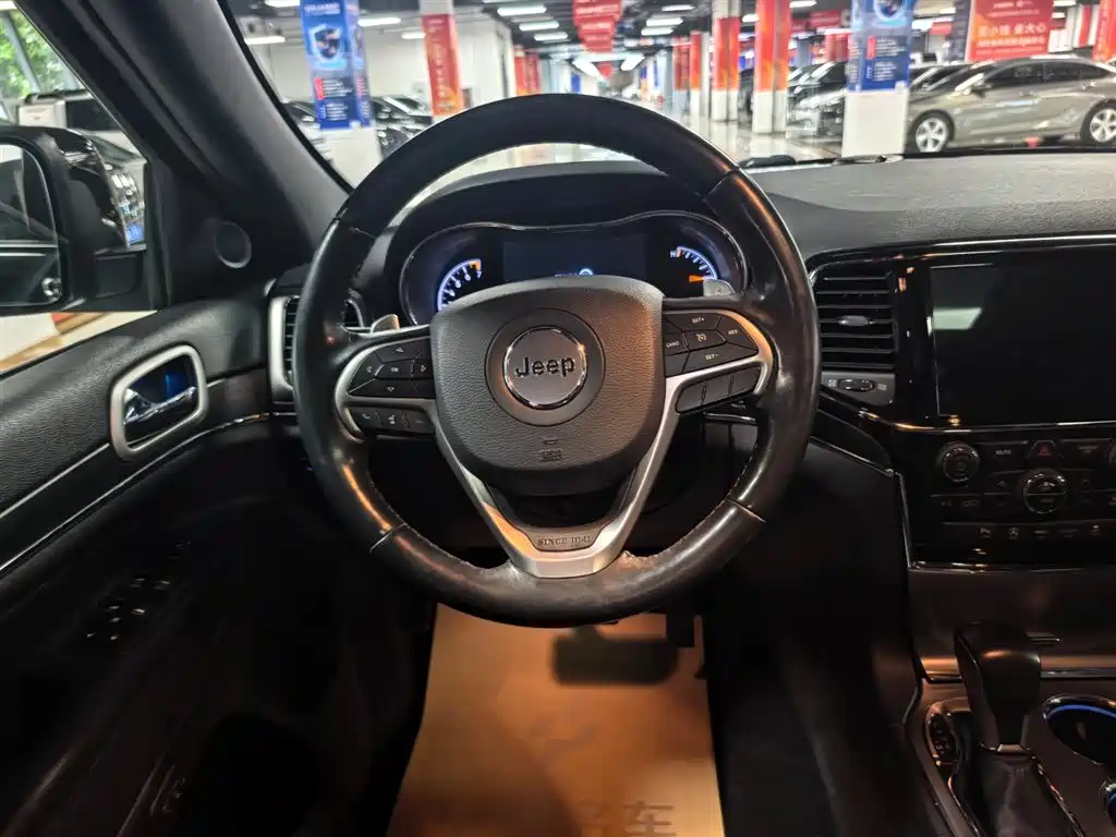 Jeep Grand Cherokee 2020 — фото 10