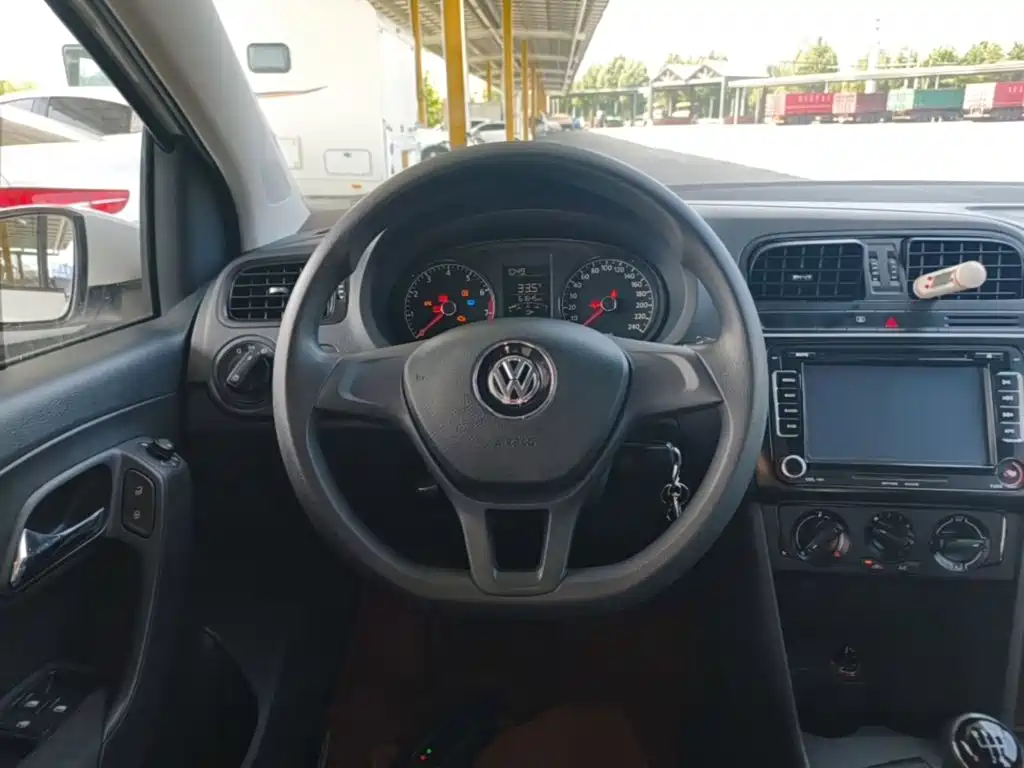 Volkswagen Polo 2015 — фото 11