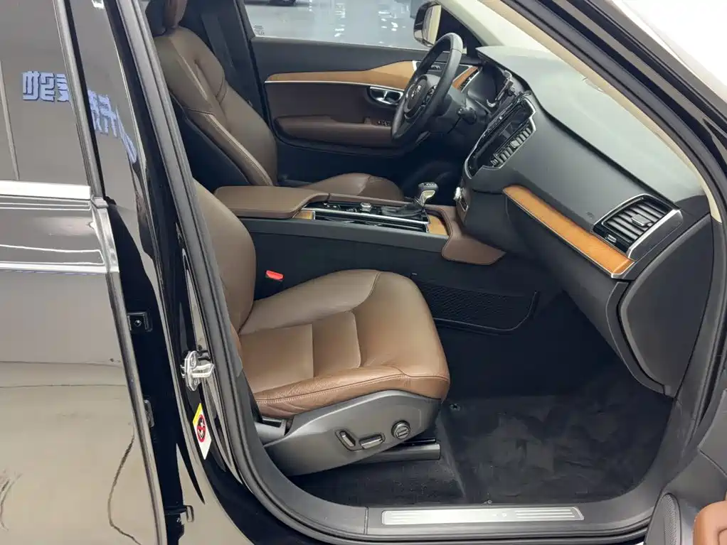 Volvo XC90 2019 — фото 12
