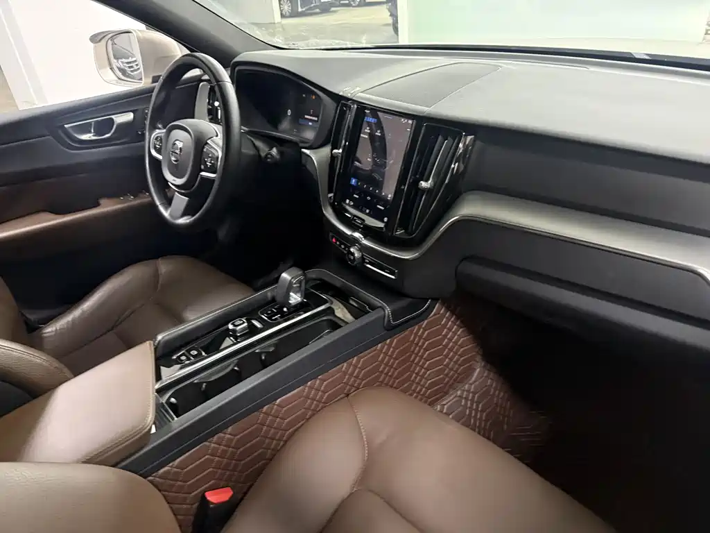 Volvo XC60 2023 — фото 18