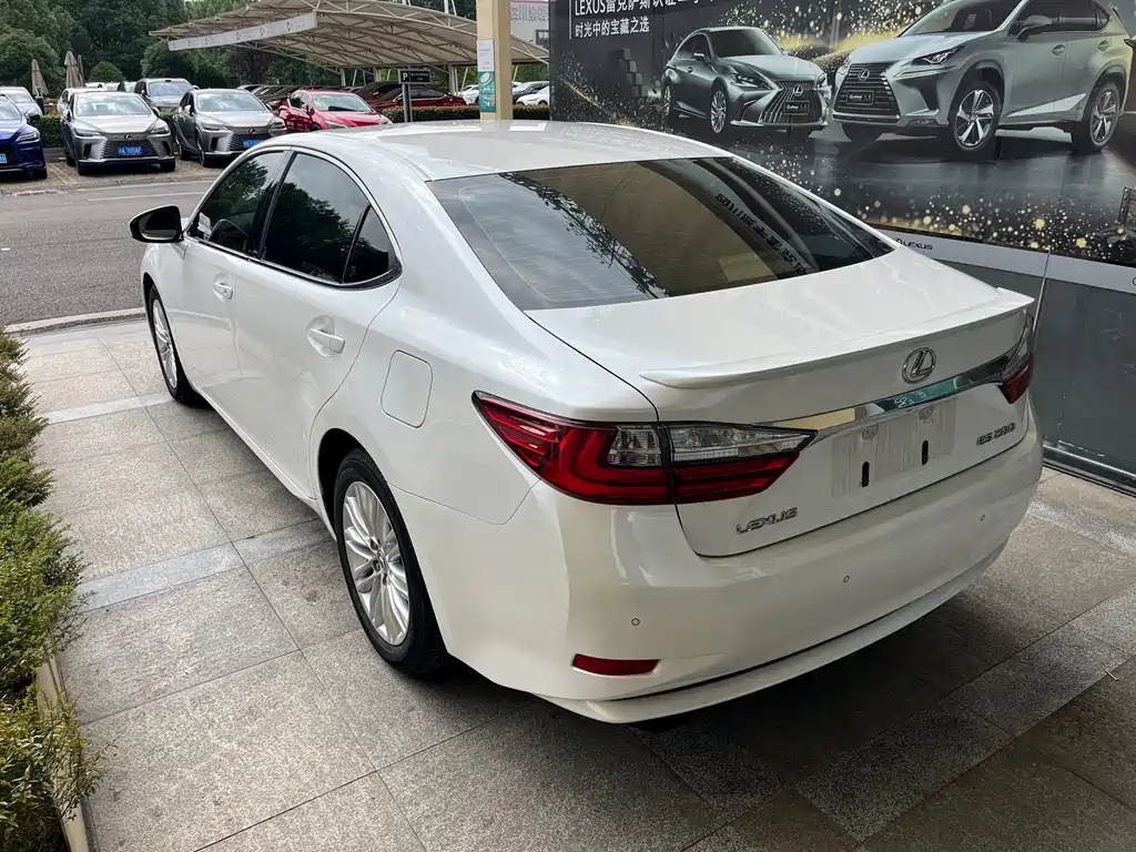 Lexus ES 2018 — фото 5