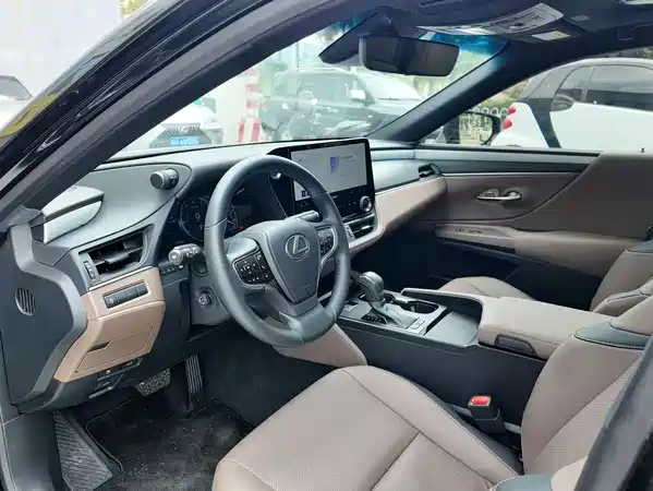 Lexus ES 2025