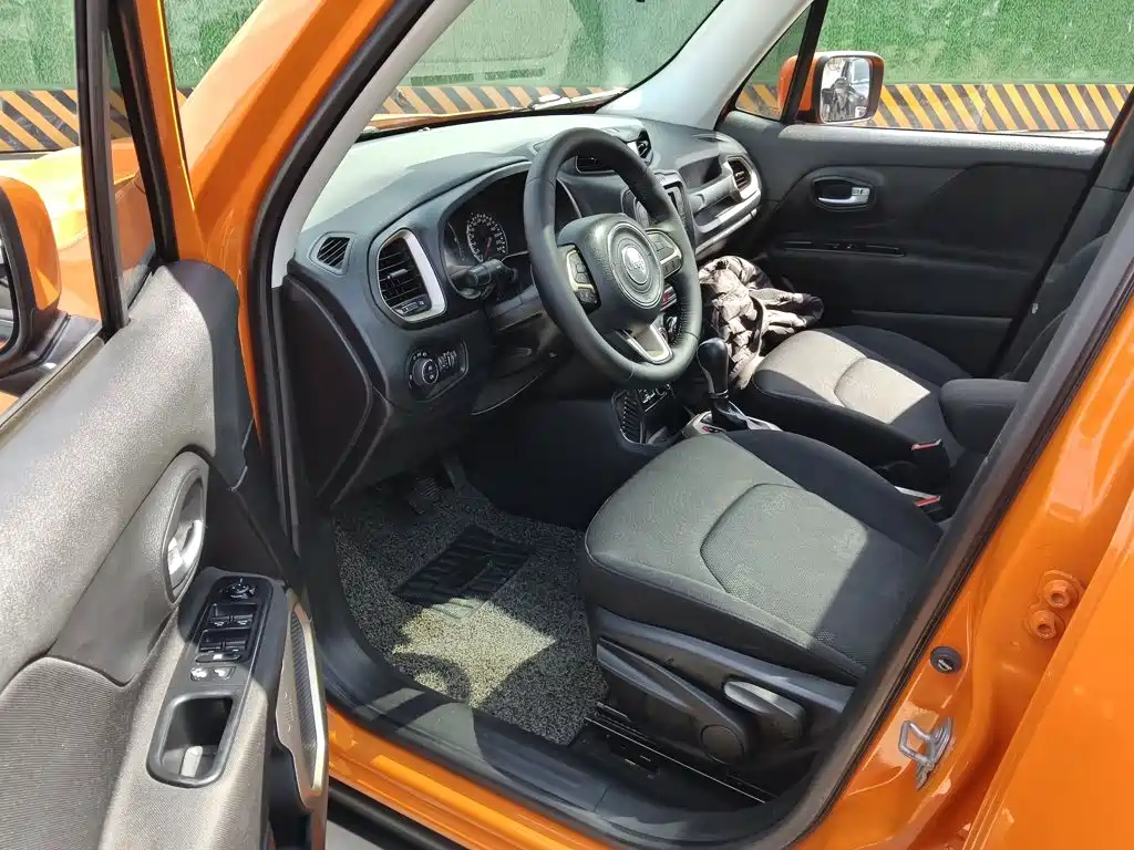 Jeep Renegade 2017 — фото 12