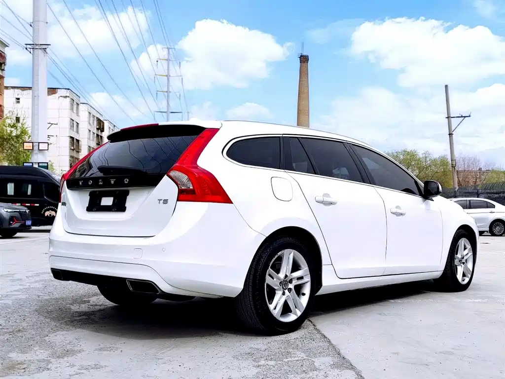 Volvo V60 2015 — фото 4