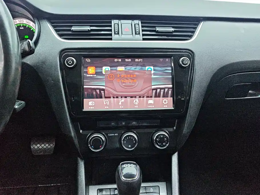 Skoda Octavia 2018 — фото 13