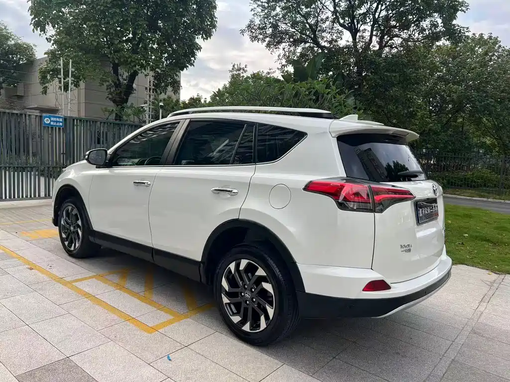 Toyota RAV4 2016 — фото 6