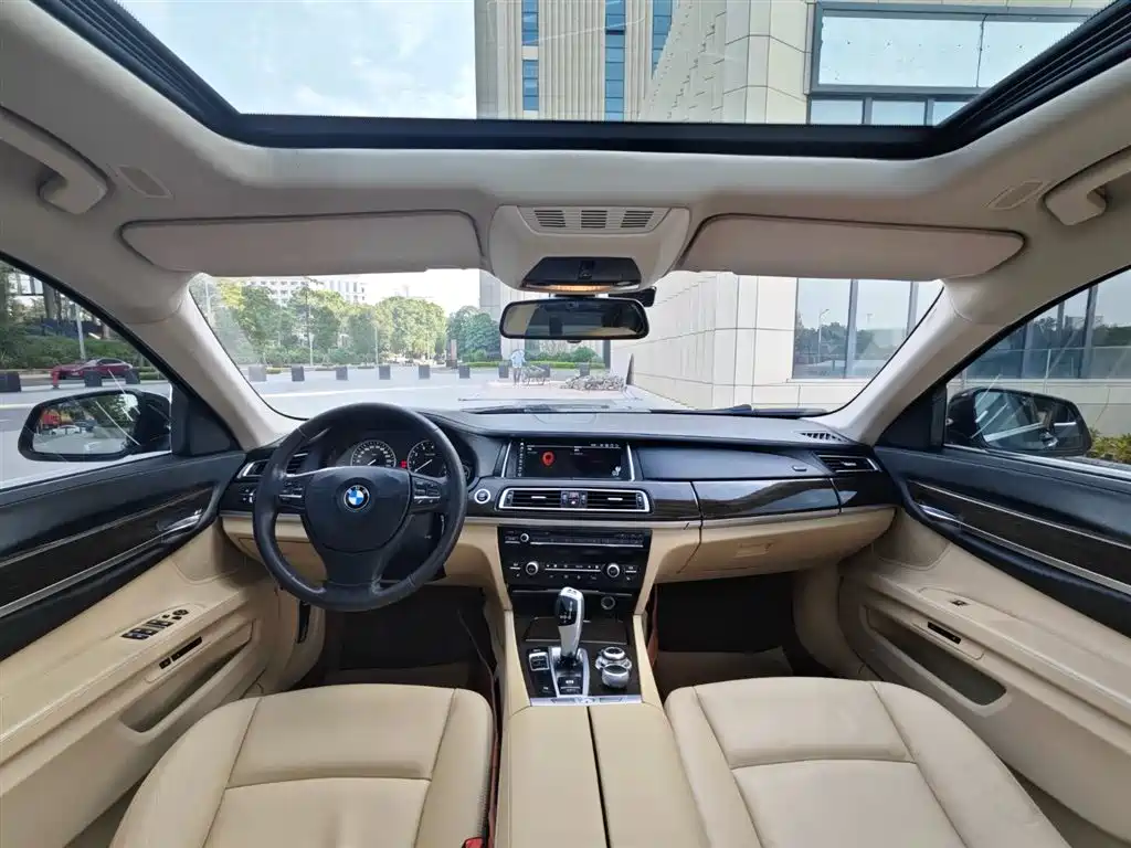 BMW 7 Series 2012 — фото 13