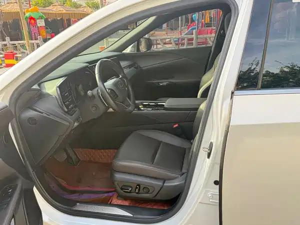 Lexus RX 2023