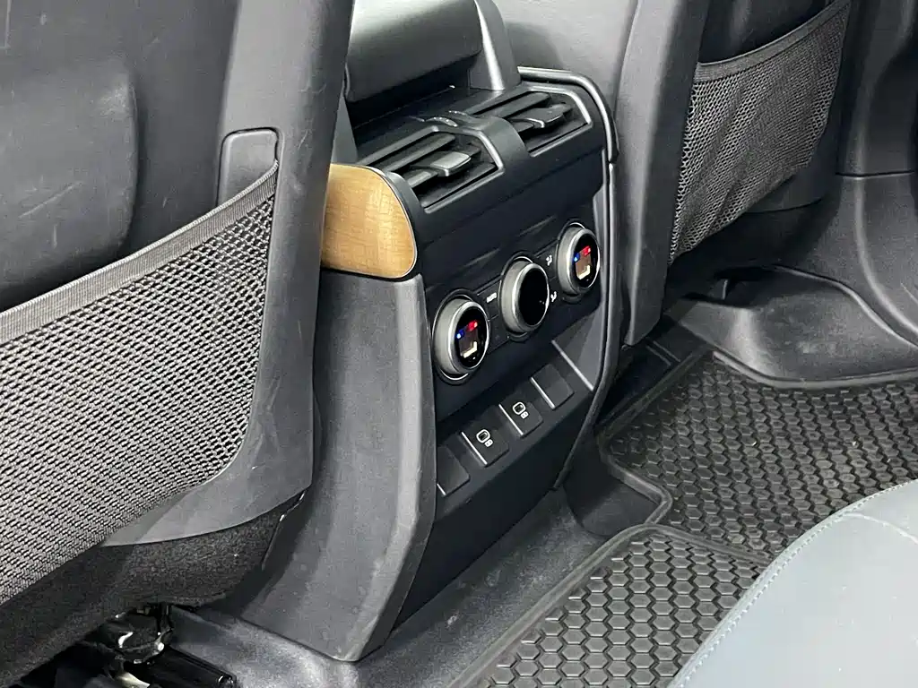 Land Rover Defender 2022 — фото 19