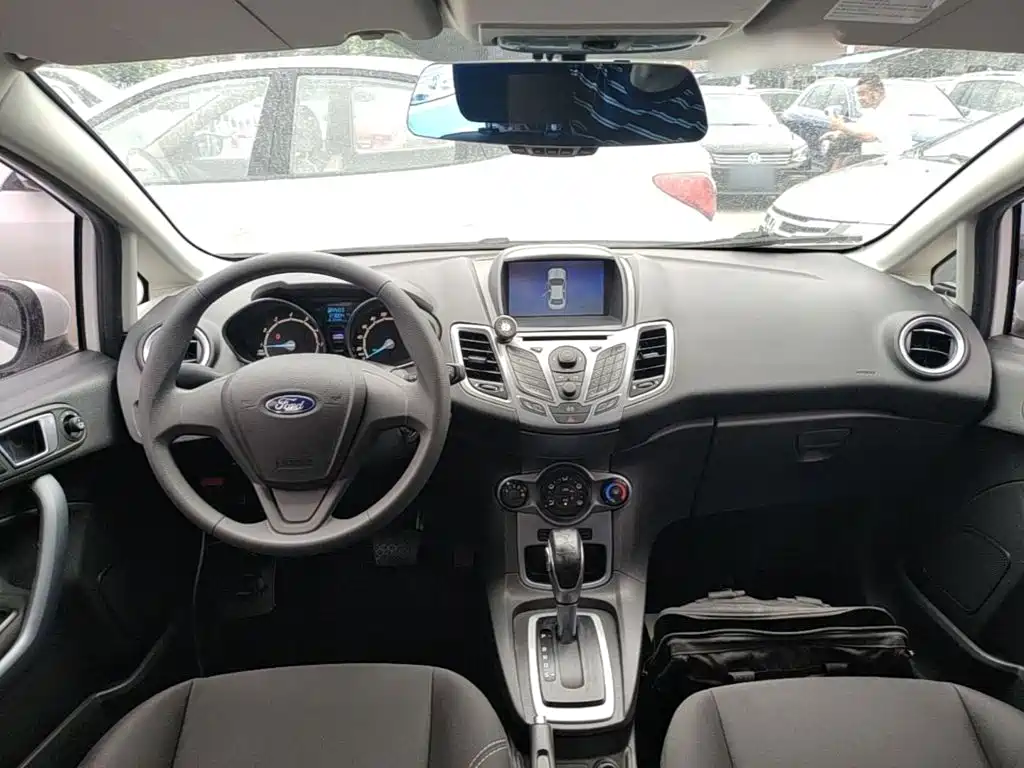 Ford Fiesta 2015 — фото 10