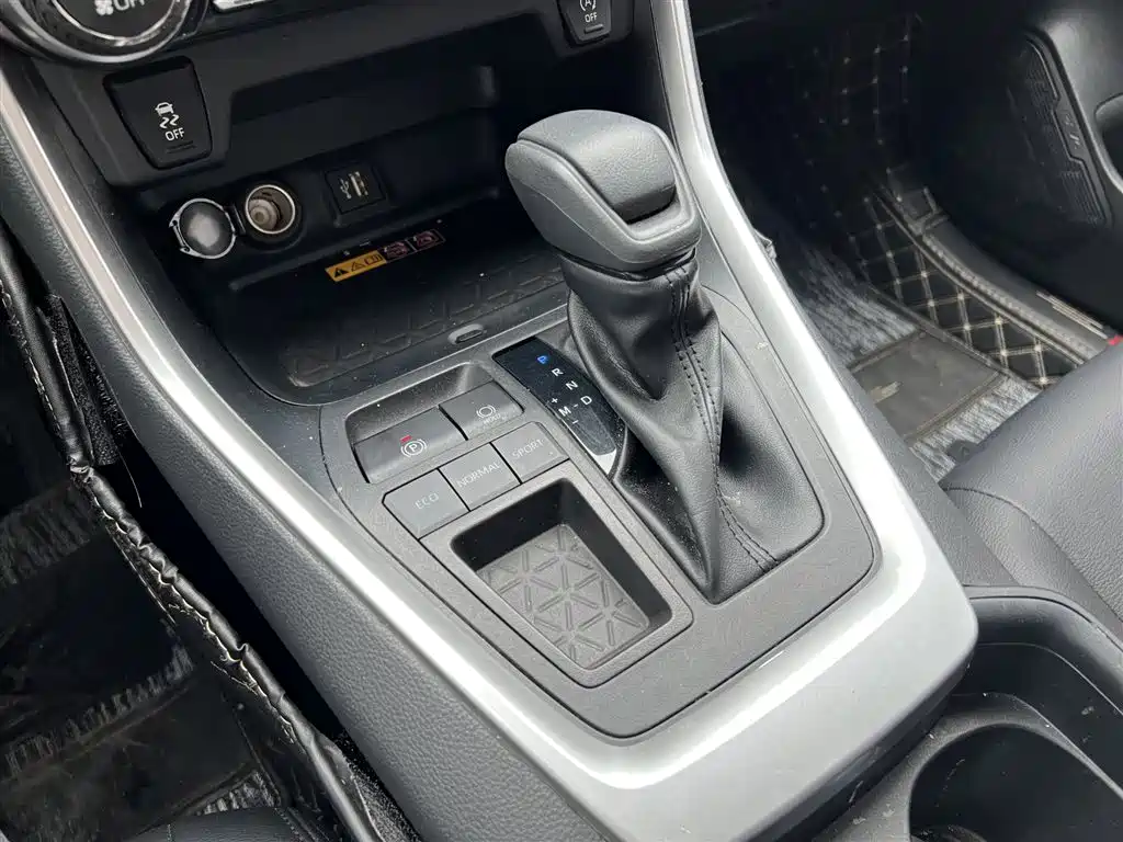 Toyota RAV4 2023 — фото 12