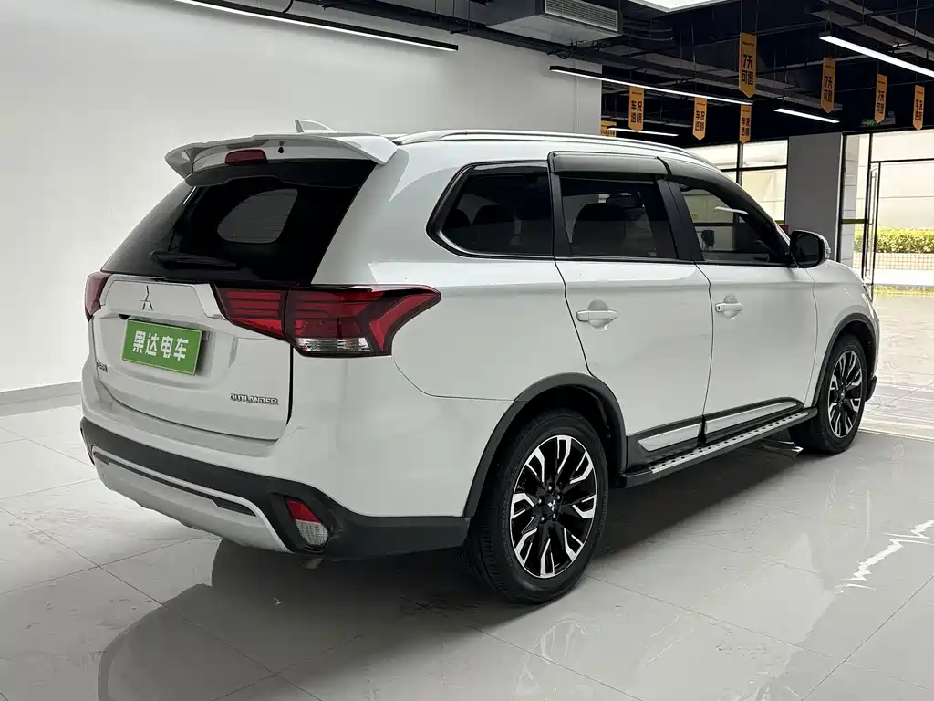 Mitsubishi Outlander 2020 — фото 5