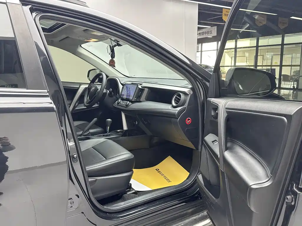 Toyota RAV4 2019 — фото 17