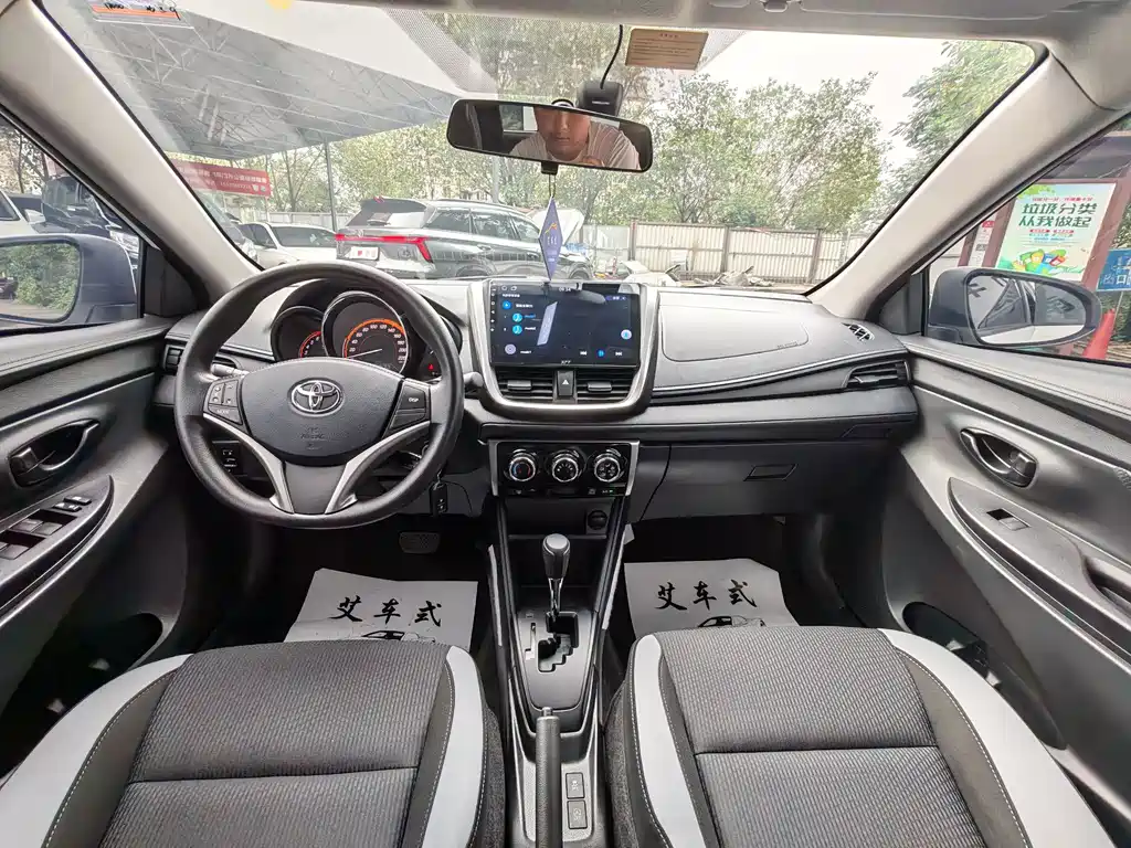 Toyota Yaris L 2023