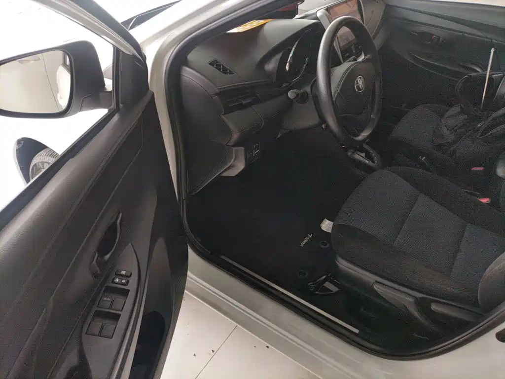 Toyota Yaris L 2019 — фото 12