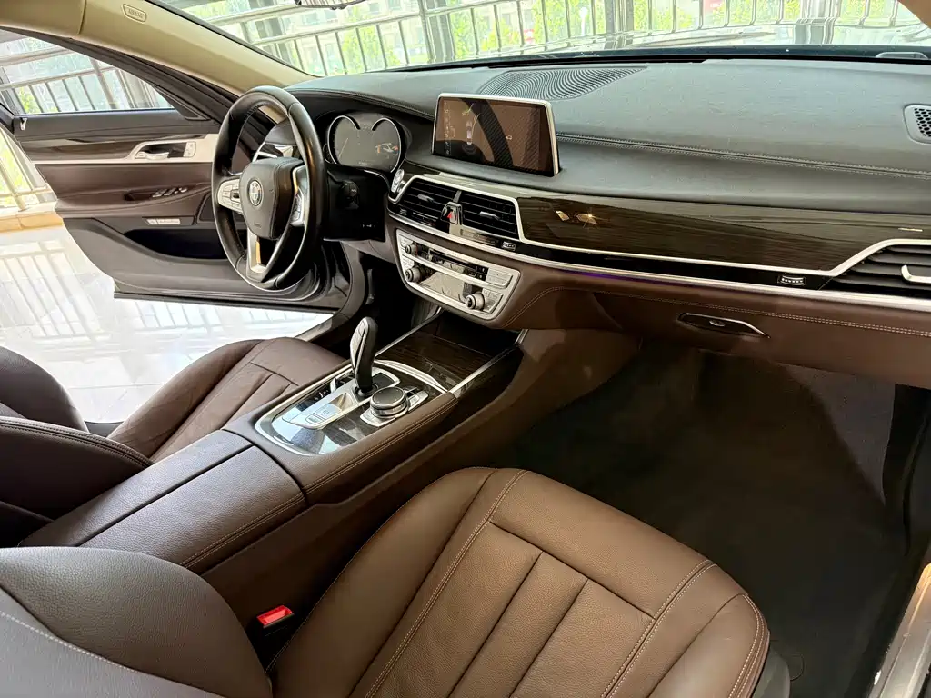 BMW 7 Series 2016 — фото 10