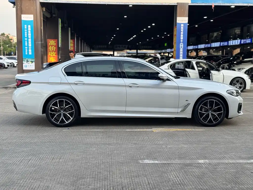 BMW 5 Series 2022 — фото 17