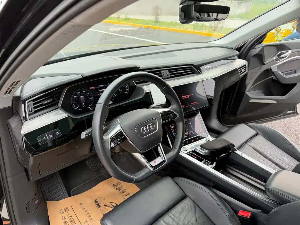Audi e-tron 2021 — фото 14