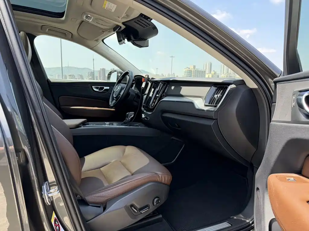 Volvo XC60 2018 — фото 15