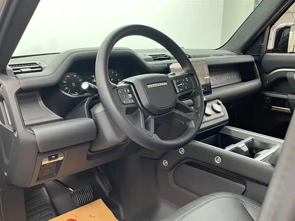 Land Rover Defender 2025 — фото 18