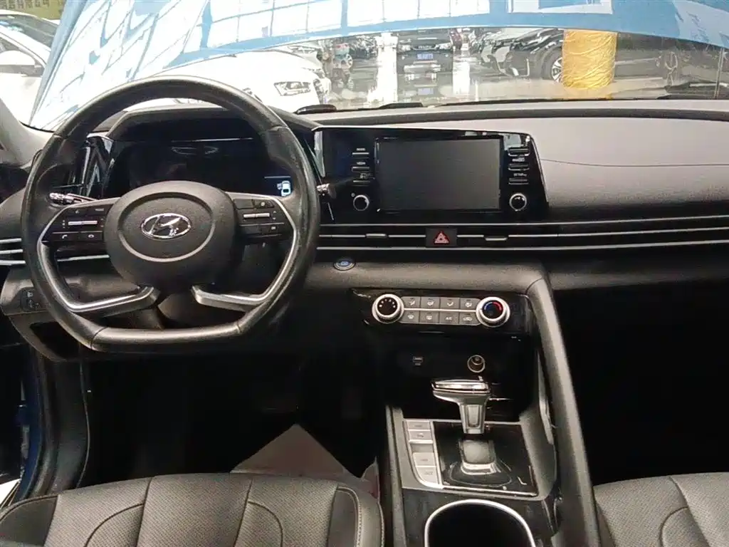 Hyundai Elantra 2022 — фото 10