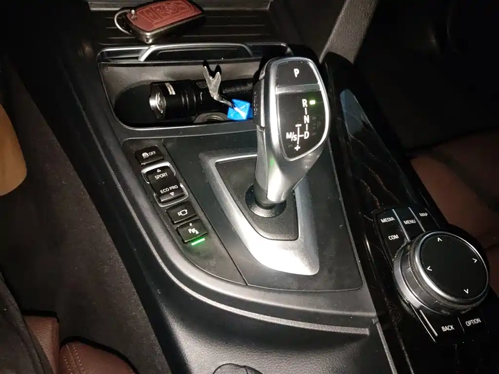 BMW 3 Series 2019 — фото 10