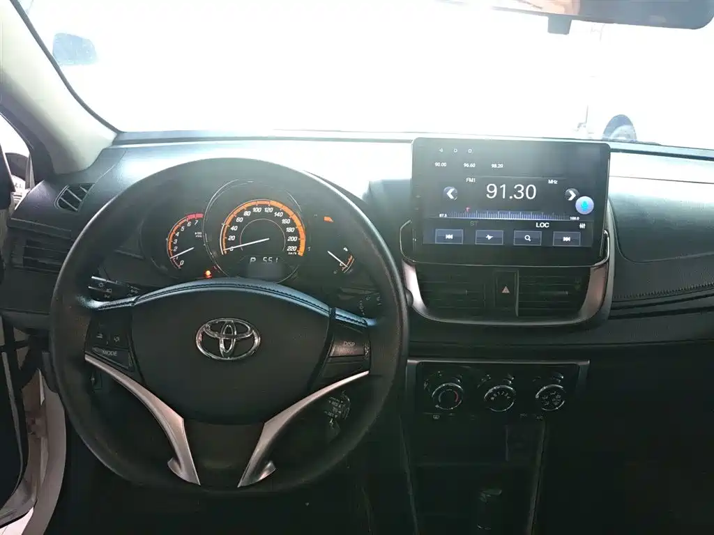 Toyota Yaris L 2022 — фото 6