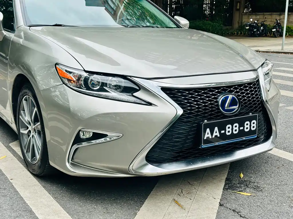 Lexus ES 2018 — фото 18