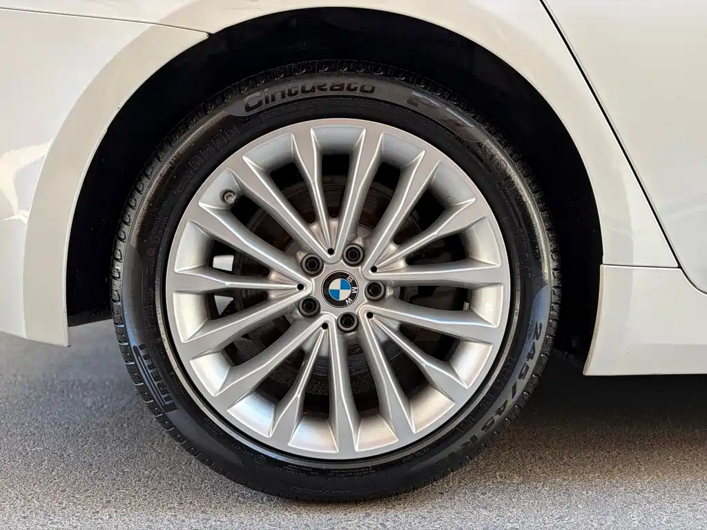 BMW 5 Series 2019 — фото 15