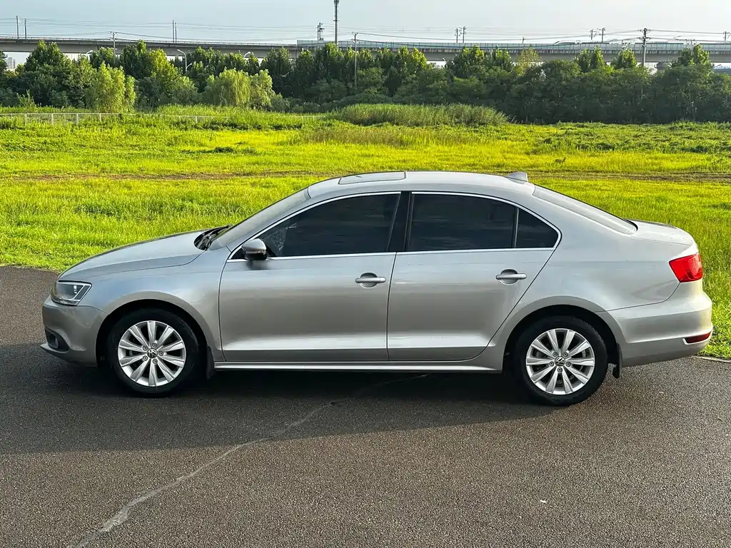 Volkswagen Sagitar 2015