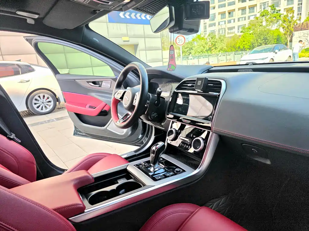 Jaguar XEL 2022 — фото 10