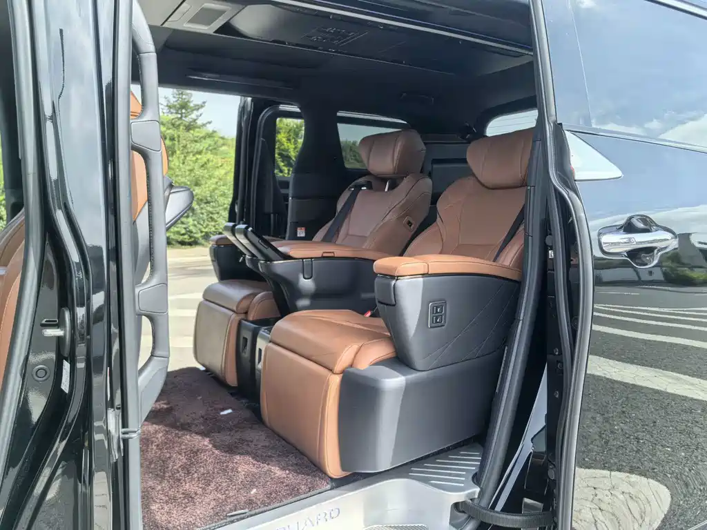Toyota Alphard 2024 — фото 13