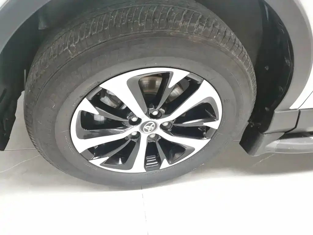 Toyota RAV4 2019 — фото 23