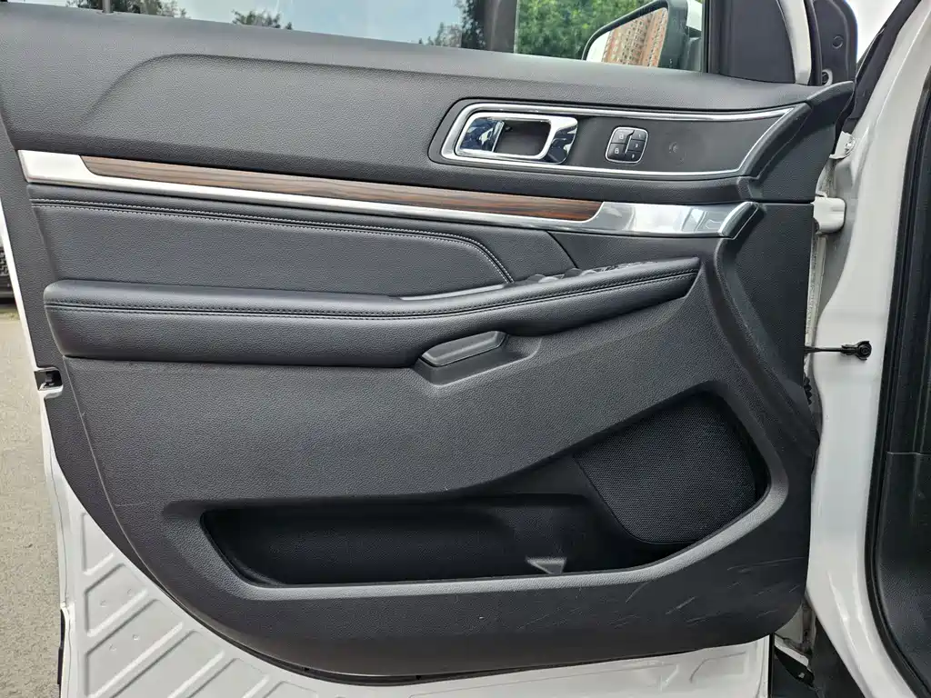 Ford Explorer 2018 — фото 16