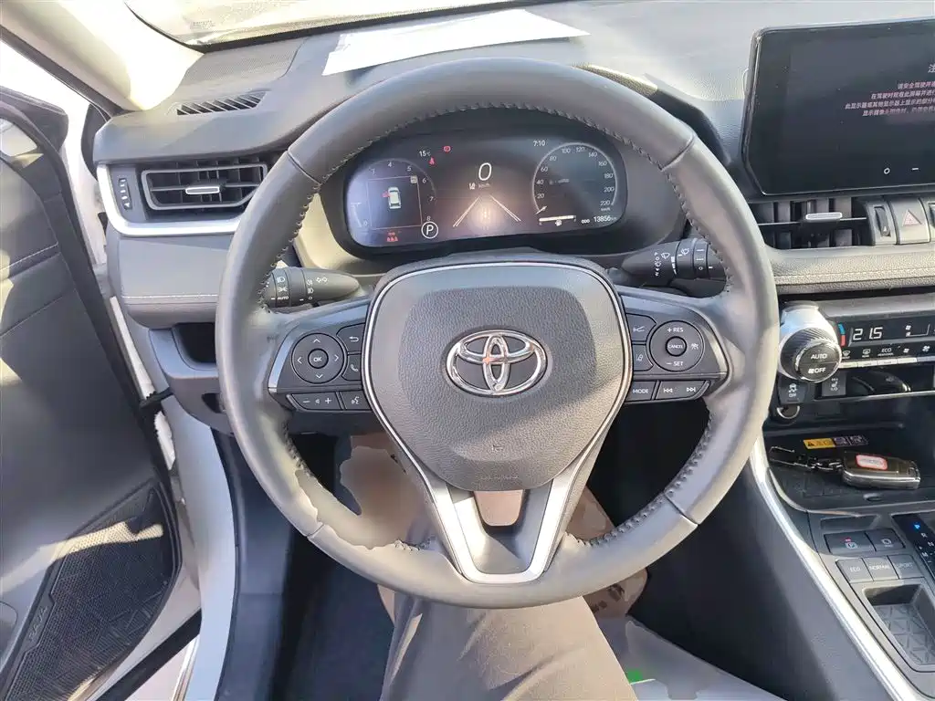 Toyota RAV4 2024 — фото 11