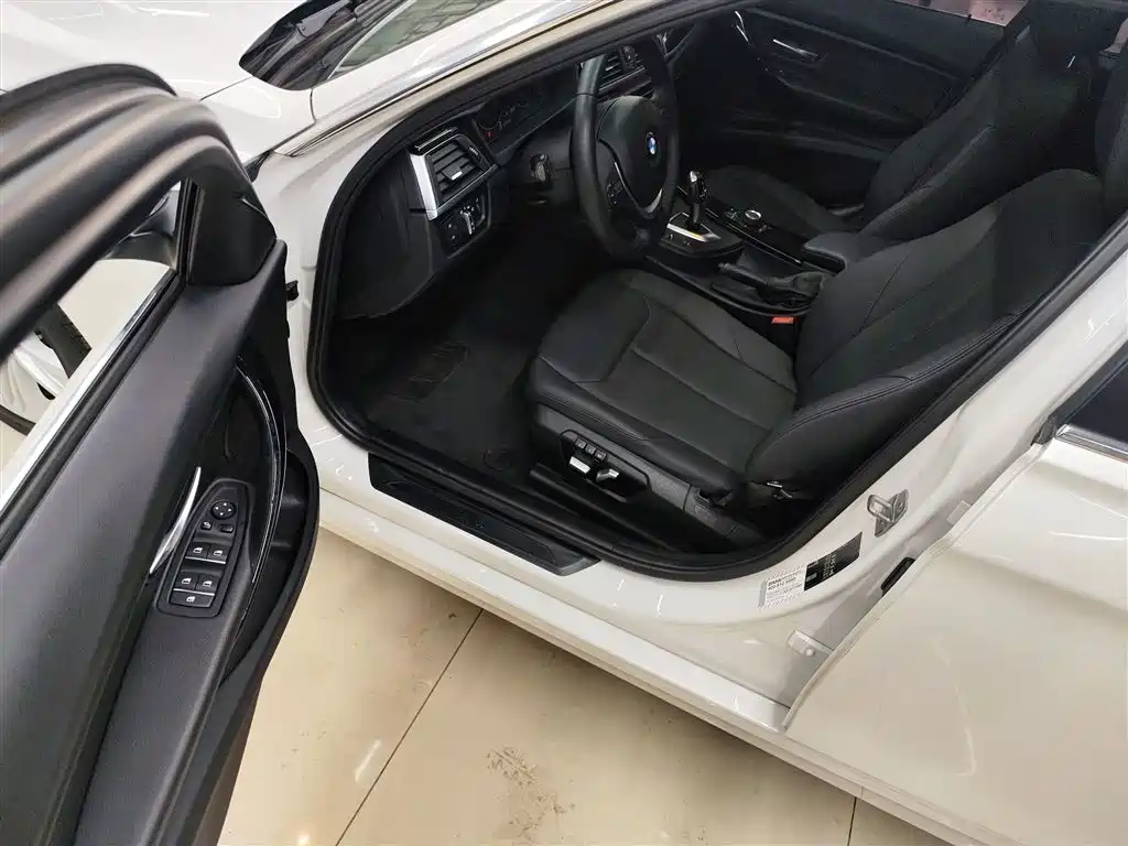 BMW 3 Series 2017 — фото 12