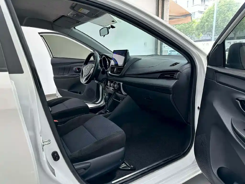 Toyota Yaris L 2022
