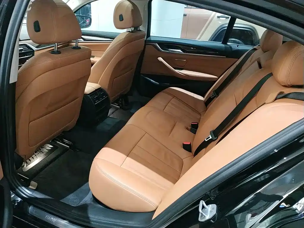 BMW 5 Series 2018 — фото 13