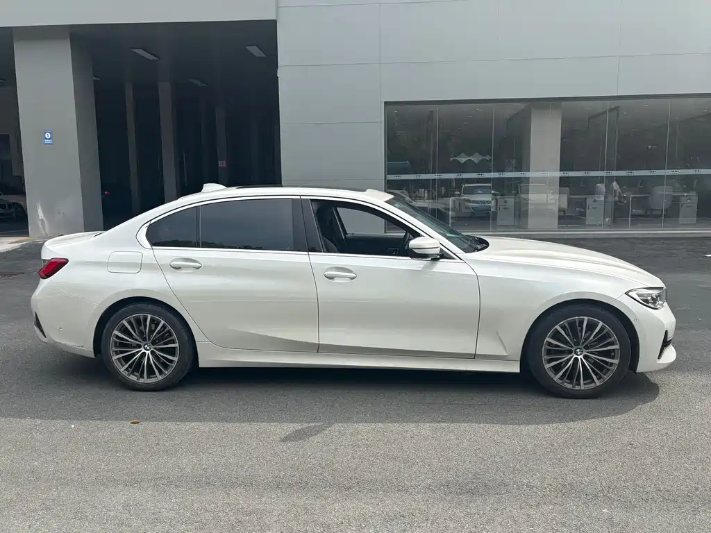BMW 3 Series 2019 — фото 13