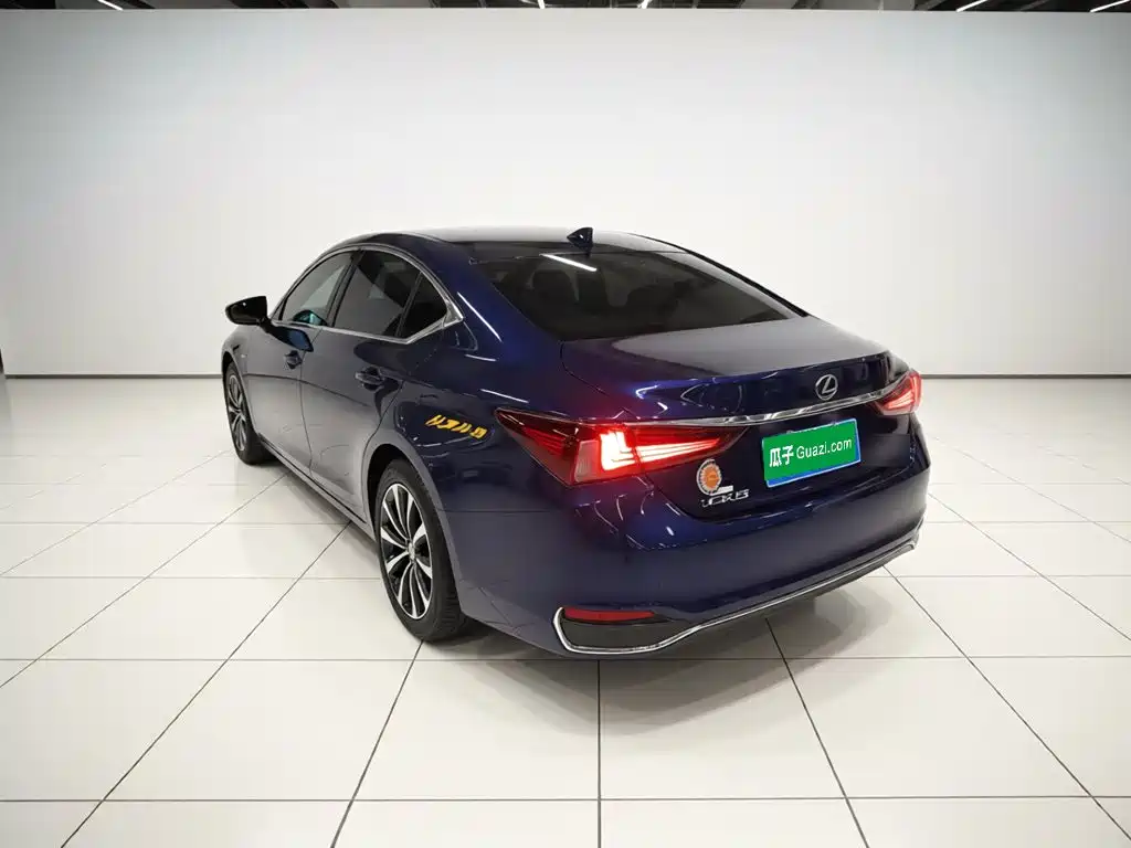 Lexus ES 2020