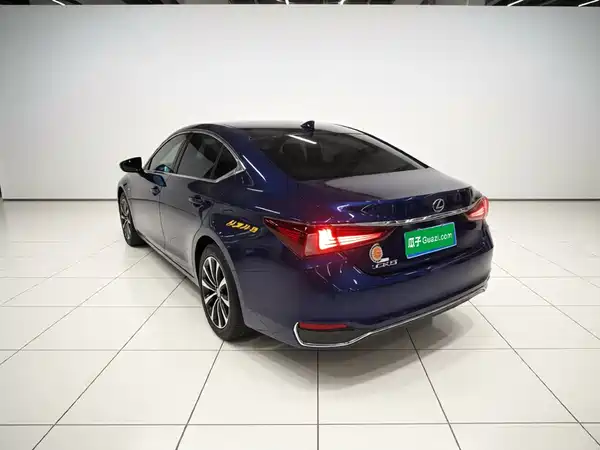 Lexus ES 2020