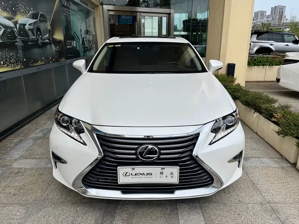 Lexus ES 2018 — фото 2