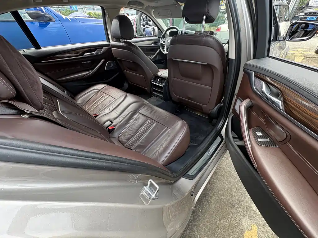BMW 5 Series 2019 — фото 10