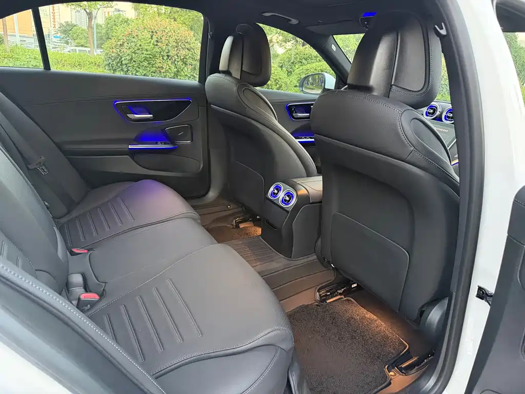 Mercedes-Benz C-Class 2025 — фото 10