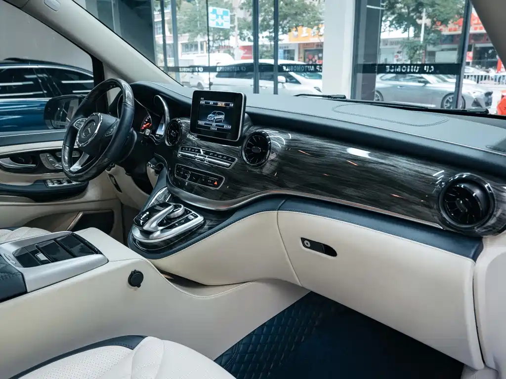 Mercedes-Benz V-Class 2020 — фото 17