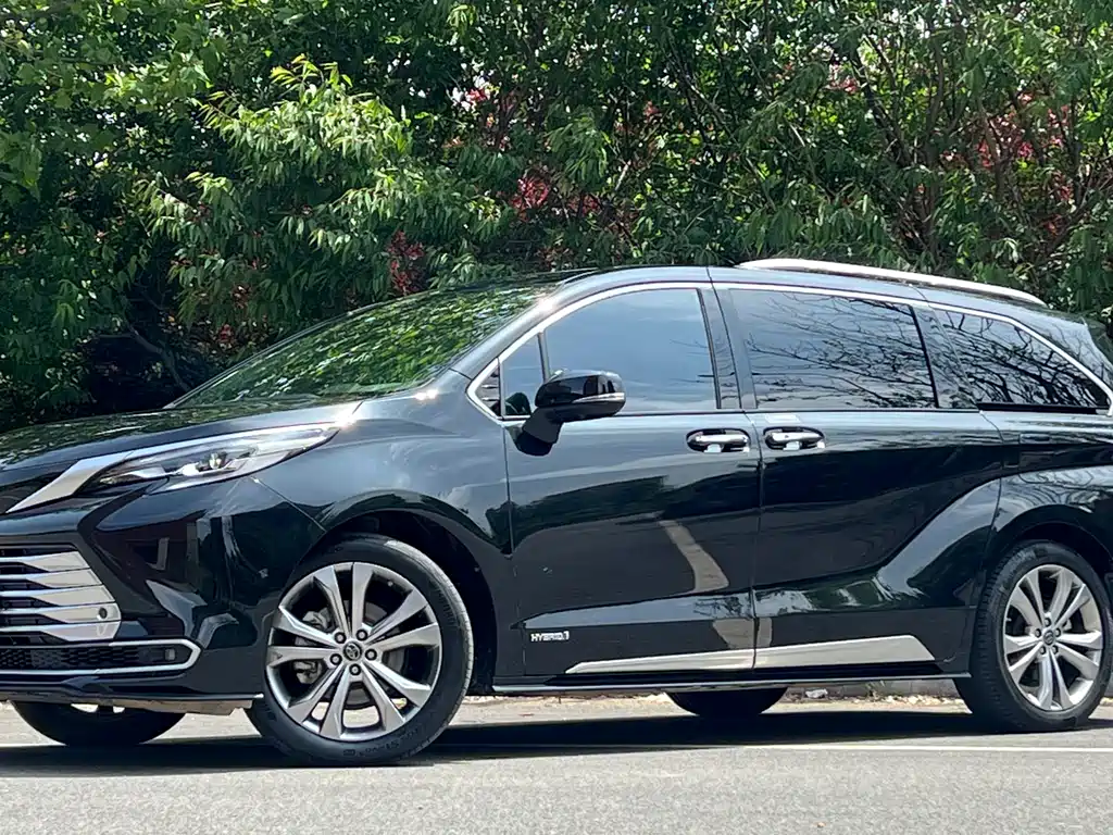 Toyota Sienna 2024 — фото 1