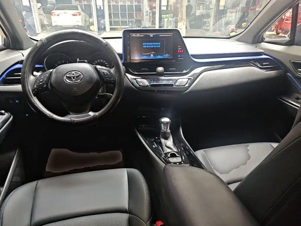 Toyota C-HR 2020 — фото 10