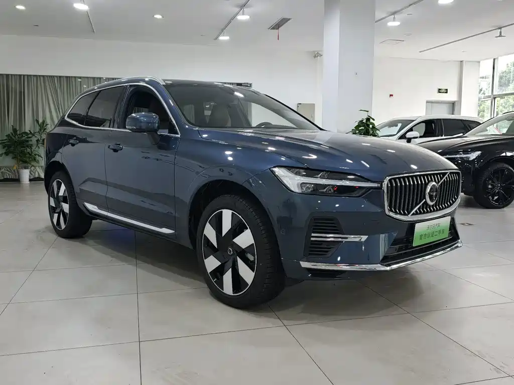 Volvo XC60 Plug-In Hybrid 2025 — фото 2