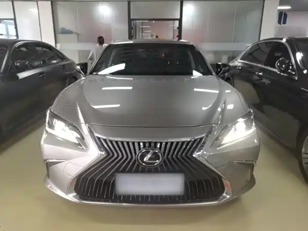 Lexus ES 2020