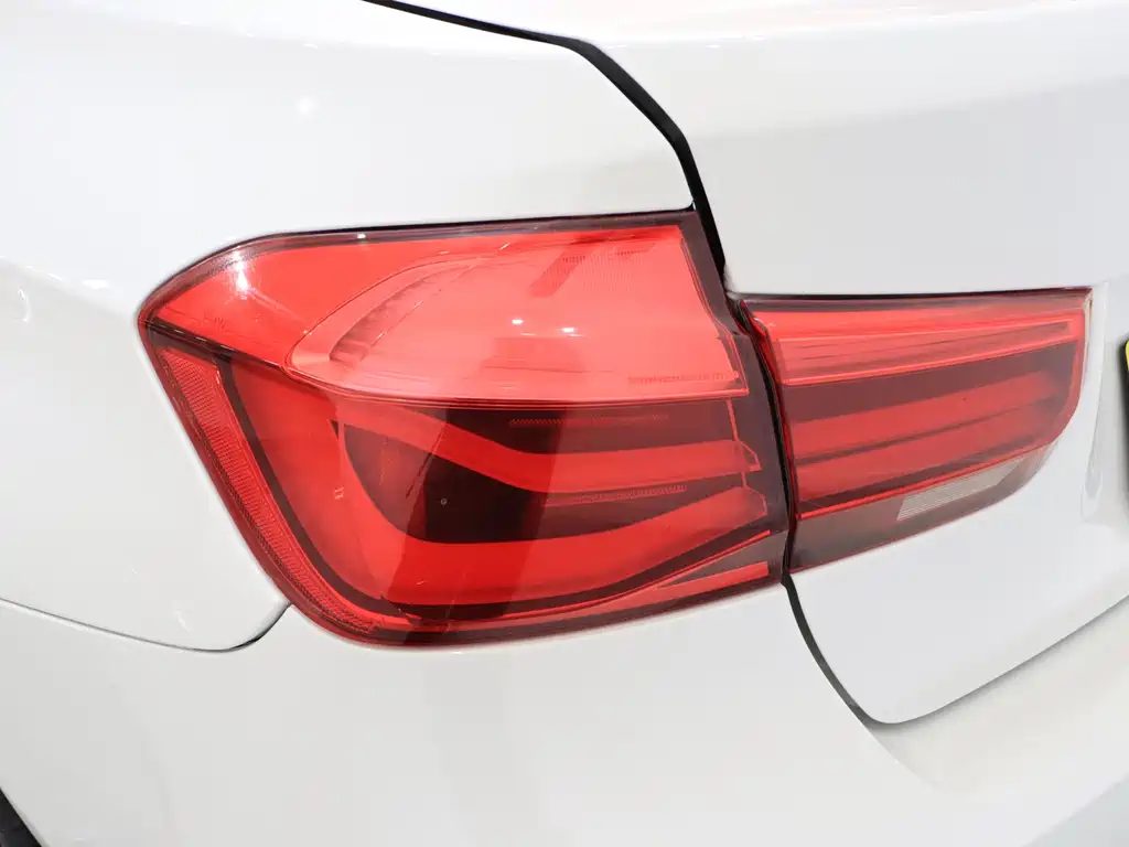 BMW 3 Series 2018 — фото 6